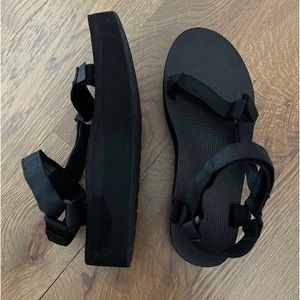 BLACK TEVA FLATFORM 1.25” SANDAL, fantastic condition, worn only a few times